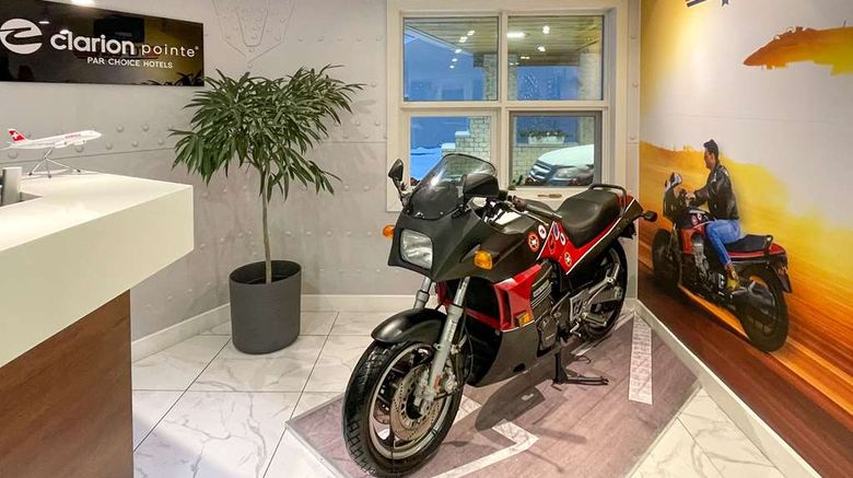 <b>Clarion Pointe Quebec Airport Lobby</b>. Images powered by <a href="https://iceportal.shijigroup.com/" title="IcePortal" target="_blank">IcePortal</a>.