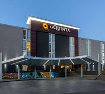 La Quinta Inn & Suites Downtown/Route 66 Exterior