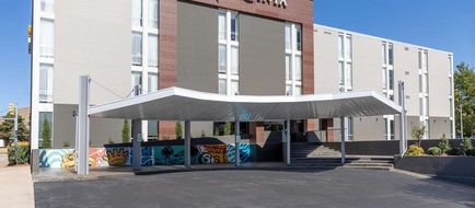 La Quinta Inn & Suites Downtown/Route 66 Exterior