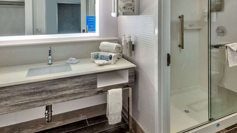 <b>Hampton Inn & Suites South Lake Tahoe Room</b>. Images powered by <a href="https://iceportal.shijigroup.com/" title="IcePortal" target="_blank">IcePortal</a>.