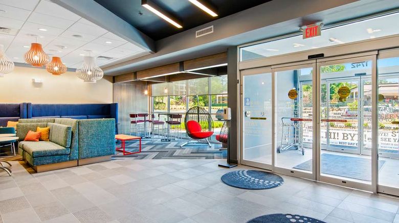 <b>Tru by Hilton Chapel Hill Lobby</b>. Images powered by <a href="https://iceportal.shijigroup.com/" title="IcePortal" target="_blank">IcePortal</a>.