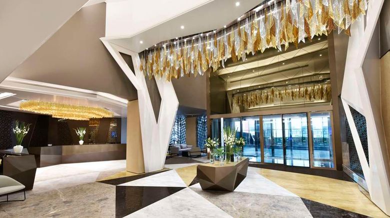 <b>Hilton Bahrain Lobby</b>. Images powered by <a href="https://iceportal.shijigroup.com/" title="IcePortal" target="_blank">IcePortal</a>.