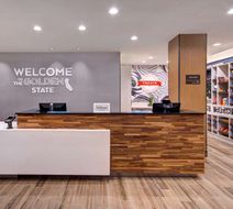 Hampton Inn & Suites Rancho Cucamonga Lobby