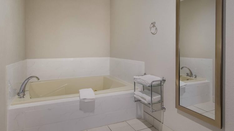 Clarion Pointe Harrodsburg-Danville Suite