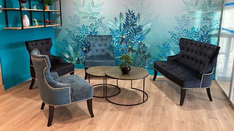 <b>Kyriad Dol de Bretagne Lobby</b>. Images powered by <a href="https://iceportal.shijigroup.com/" title="IcePortal" target="_blank">IcePortal</a>.