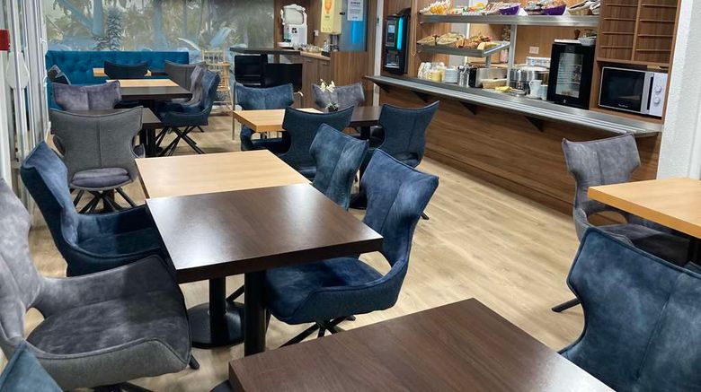 <b>Kyriad Dol de Bretagne Restaurant</b>. Images powered by <a href="https://iceportal.shijigroup.com/" title="IcePortal" target="_blank">IcePortal</a>.