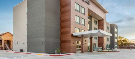 La Quinta Inn & Suites by Wyndham Exterior