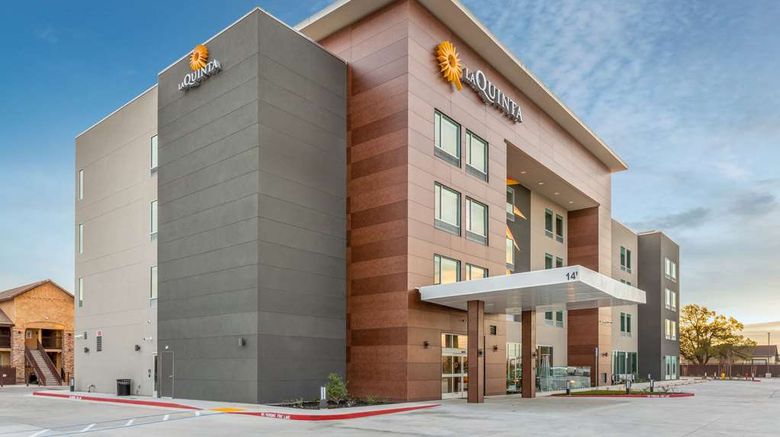 <b>La Quinta Inn & Suites by Wyndham Exterior</b>. Images powered by <a href="https://iceportal.shijigroup.com/" title="IcePortal" target="_blank">IcePortal</a>.