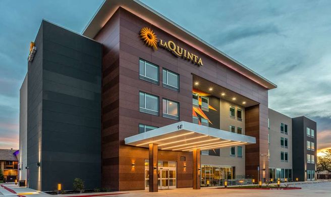 La Quinta Inn & Suites by Wyndham Exterior