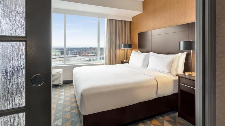 <b>DoubleTree by Hilton Montreal Airport W Room</b>. Images powered by <a href="https://iceportal.shijigroup.com/" title="IcePortal" target="_blank">IcePortal</a>.