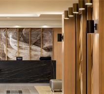 DoubleTree by Hilton Montreal Airport W Lobby