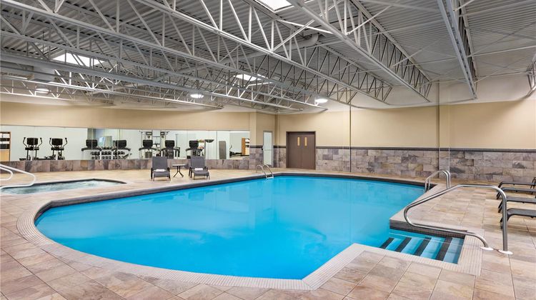 DoubleTree by Hilton Montreal Airport W Pool