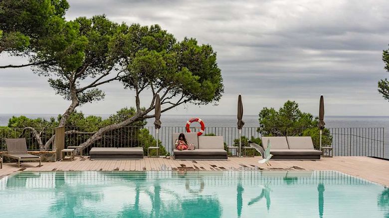<b>Parador de Aiguablava Pool</b>. Images powered by <a href="https://iceportal.shijigroup.com/" title="IcePortal" target="_blank">IcePortal</a>.