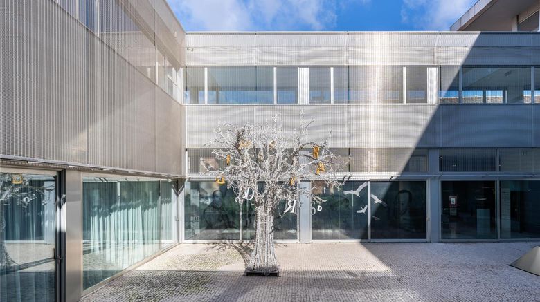 <b>Parador de Alcala de Henares Lobby</b>. Images powered by <a href="https://iceportal.shijigroup.com/" title="IcePortal" target="_blank">IcePortal</a>.