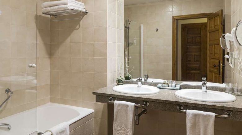 <b>Parador de Cambados Room</b>. Images powered by <a href="https://iceportal.shijigroup.com/" title="IcePortal" target="_blank">IcePortal</a>.