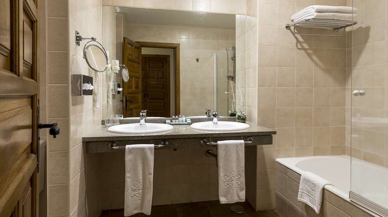 <b>Parador de Cambados Room</b>. Images powered by <a href="https://iceportal.shijigroup.com/" title="IcePortal" target="_blank">IcePortal</a>.