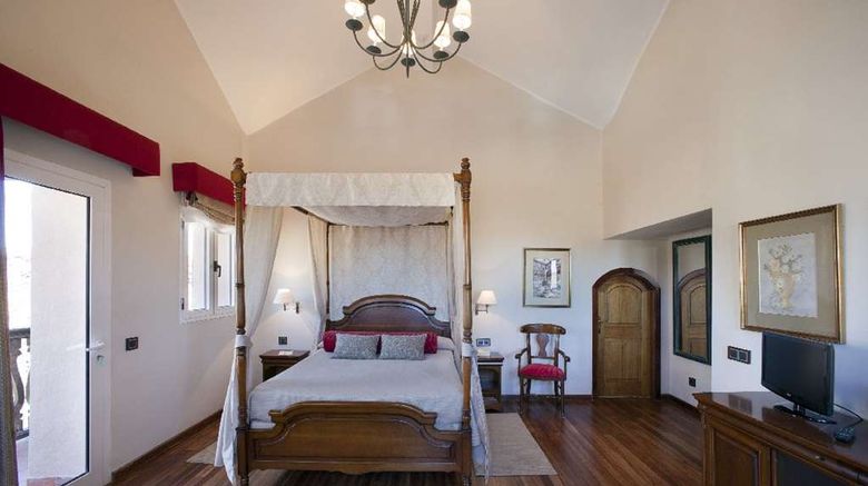 <b>Parador de Canadas del Teide Suite</b>. Images powered by <a href="https://iceportal.shijigroup.com/" title="IcePortal" target="_blank">IcePortal</a>.