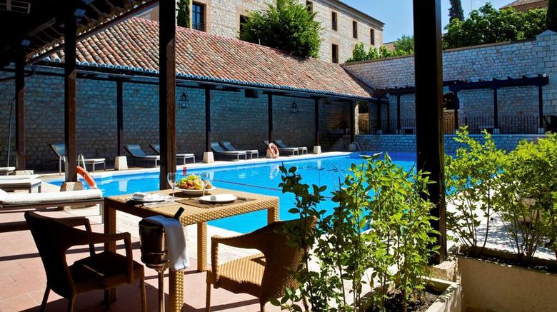 <b>Parador de Chinchon Pool</b>. Images powered by <a href="https://iceportal.shijigroup.com/" title="IcePortal" target="_blank">IcePortal</a>.