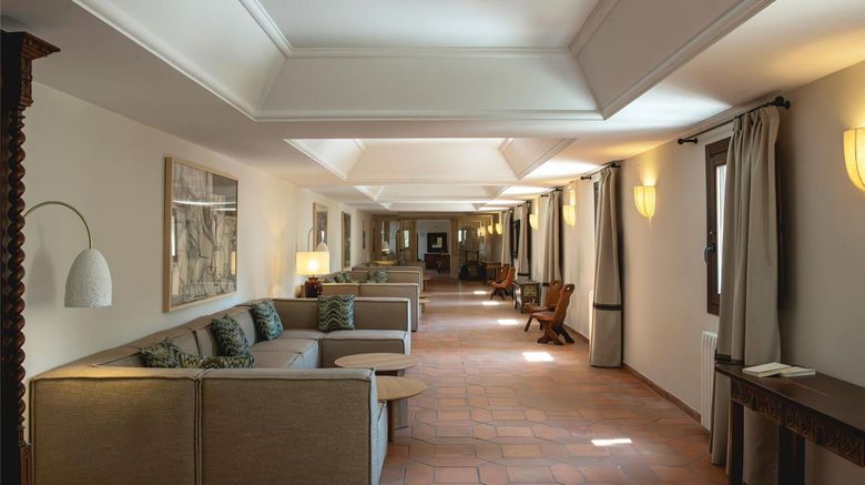 <b>Parador de Cuenca Lobby</b>. Images powered by <a href="https://iceportal.shijigroup.com/" title="IcePortal" target="_blank">IcePortal</a>.