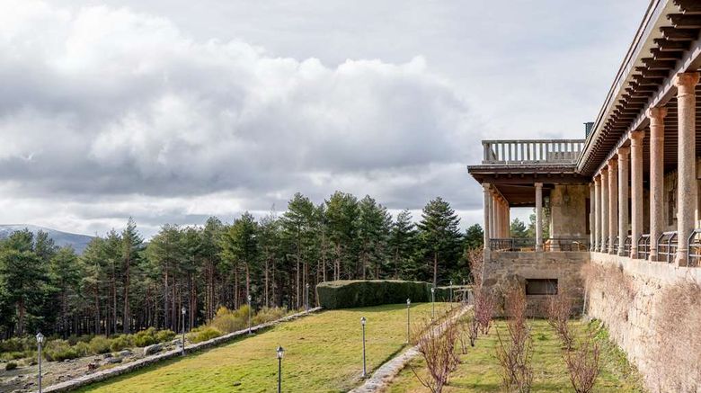 <b>Parador de Gredos Exterior</b>. Images powered by <a href="https://iceportal.shijigroup.com/" title="IcePortal" target="_blank">IcePortal</a>.