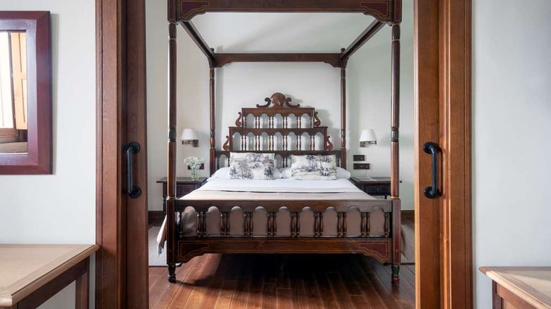 <b>Parador de Gredos Suite</b>. Images powered by <a href="https://iceportal.shijigroup.com/" title="IcePortal" target="_blank">IcePortal</a>.
