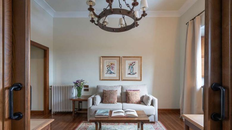 <b>Parador de Gredos Suite</b>. Images powered by <a href="https://iceportal.shijigroup.com/" title="IcePortal" target="_blank">IcePortal</a>.