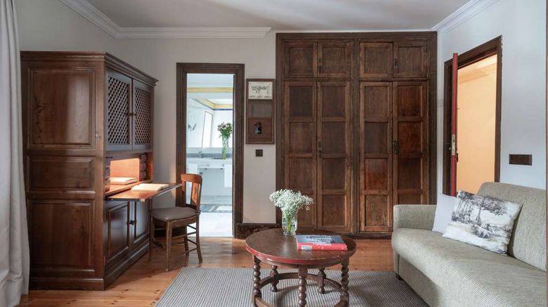 <b>Parador de Gredos Room</b>. Images powered by <a href="https://iceportal.shijigroup.com/" title="IcePortal" target="_blank">IcePortal</a>.