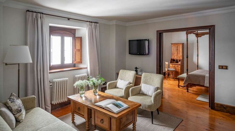 <b>Parador de Gredos Suite</b>. Images powered by <a href="https://iceportal.shijigroup.com/" title="IcePortal" target="_blank">IcePortal</a>.