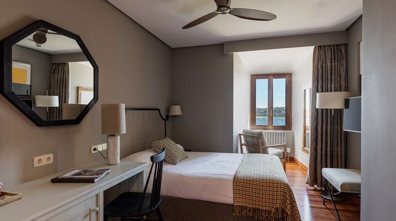 <b>Parador de Hondarribia Room</b>. Images powered by <a href="https://iceportal.shijigroup.com/" title="IcePortal" target="_blank">IcePortal</a>.