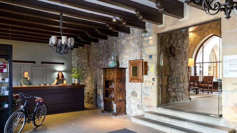 <b>Parador de Hondarribia Lobby</b>. Images powered by <a href="https://iceportal.shijigroup.com/" title="IcePortal" target="_blank">IcePortal</a>.