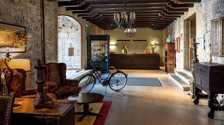 <b>Parador de Hondarribia Lobby</b>. Images powered by <a href="https://iceportal.shijigroup.com/" title="IcePortal" target="_blank">IcePortal</a>.