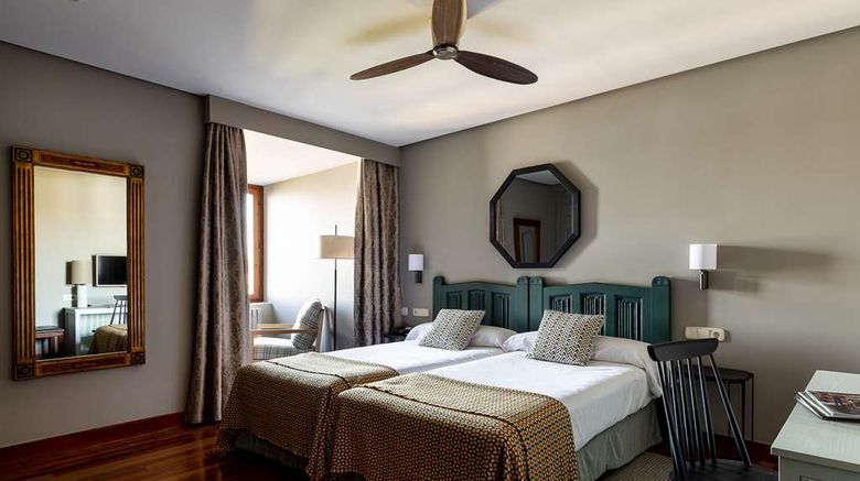 <b>Parador de Hondarribia Room</b>. Images powered by <a href="https://iceportal.shijigroup.com/" title="IcePortal" target="_blank">IcePortal</a>.