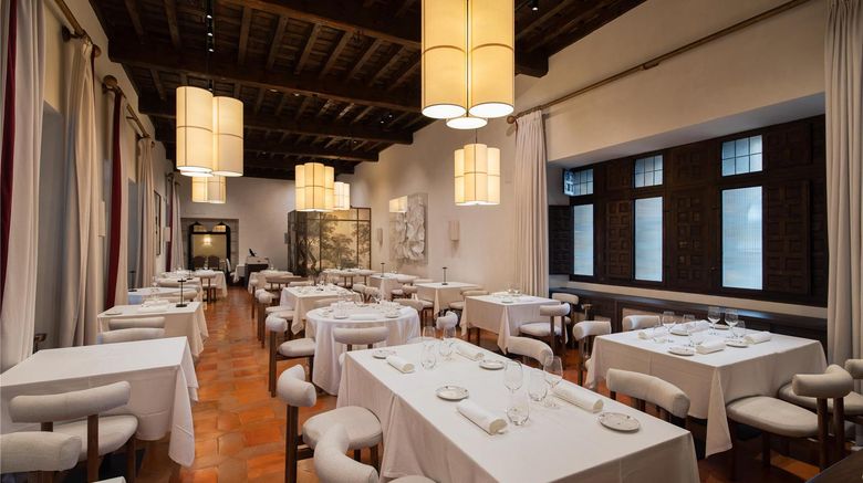 <b>Parador de Jarandilla de la Vera Restaurant</b>. Images powered by <a href="https://iceportal.shijigroup.com/" title="IcePortal" target="_blank">IcePortal</a>.