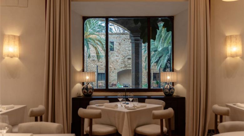 <b>Parador de Jarandilla de la Vera Restaurant</b>. Images powered by <a href="https://iceportal.shijigroup.com/" title="IcePortal" target="_blank">IcePortal</a>.