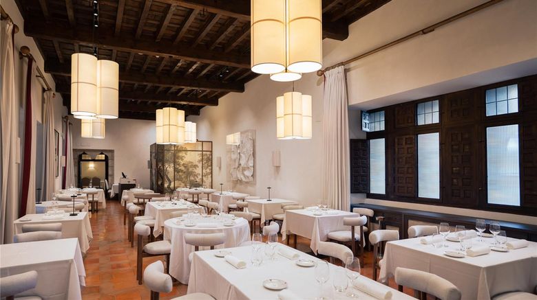 <b>Parador de Jarandilla de la Vera Restaurant</b>. Images powered by <a href="https://iceportal.shijigroup.com/" title="IcePortal" target="_blank">IcePortal</a>.