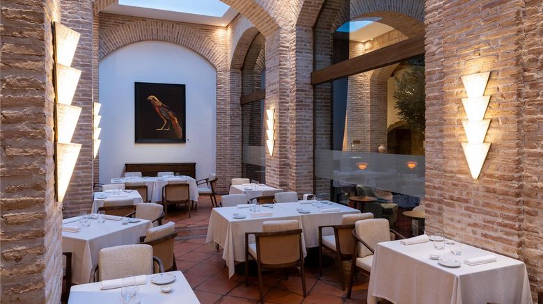 <b>Parador de Olite Restaurant</b>. Images powered by <a href="https://iceportal.shijigroup.com/" title="IcePortal" target="_blank">IcePortal</a>.