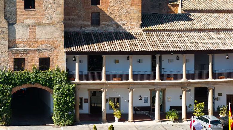 <b>Parador de Oropesa Exterior</b>. Images powered by <a href="https://iceportal.shijigroup.com/" title="IcePortal" target="_blank">IcePortal</a>.