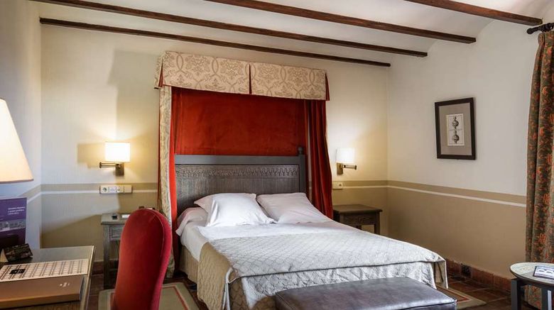 <b>Parador de Oropesa Room</b>. Images powered by <a href="https://iceportal.shijigroup.com/" title="IcePortal" target="_blank">IcePortal</a>.