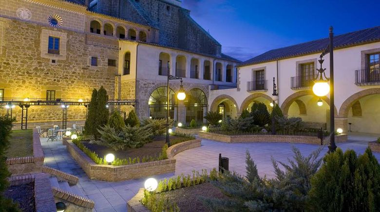 <b>Parador de Plasencia Exterior</b>. Images powered by <a href="https://iceportal.shijigroup.com/" title="IcePortal" target="_blank">IcePortal</a>.