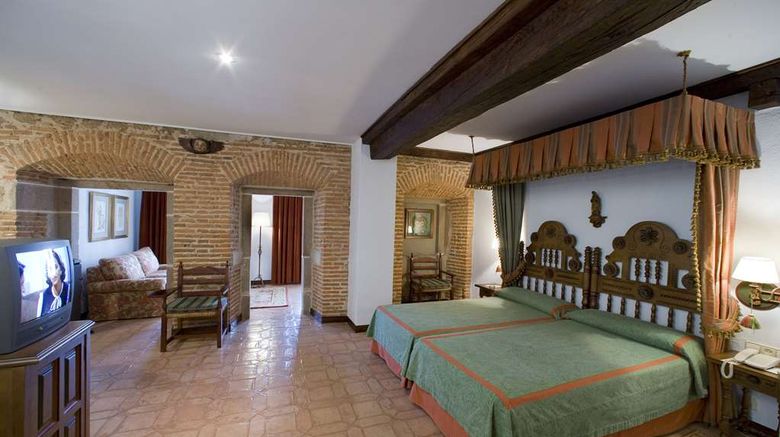<b>Parador de Plasencia Suite</b>. Images powered by <a href="https://iceportal.shijigroup.com/" title="IcePortal" target="_blank">IcePortal</a>.