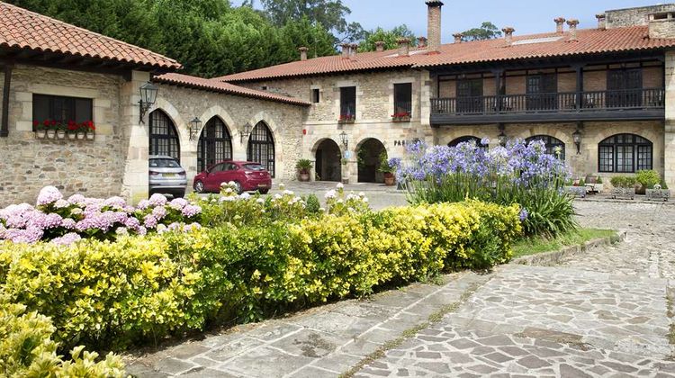 Parador de Santillana Exterior