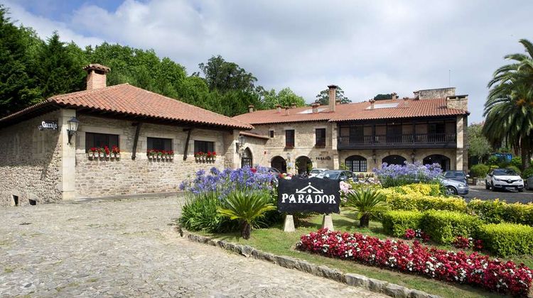 Parador de Santillana Exterior