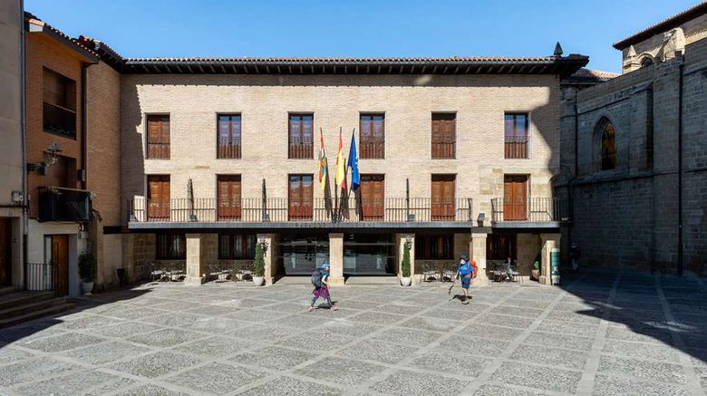 <b>Parador de Santo Domingo de la Calzada Exterior</b>. Images powered by <a href="https://iceportal.shijigroup.com/" title="IcePortal" target="_blank">IcePortal</a>.