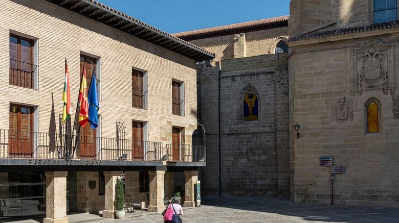 <b>Parador de Santo Domingo de la Calzada Exterior</b>. Images powered by <a href="https://iceportal.shijigroup.com/" title="IcePortal" target="_blank">IcePortal</a>.