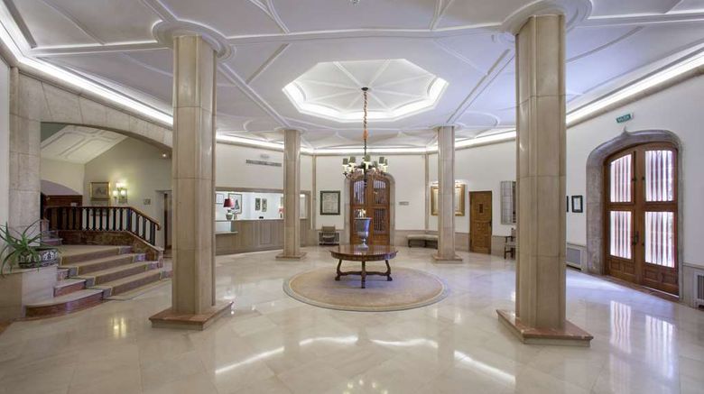 <b>Parador de Teruel Lobby</b>. Images powered by <a href="https://iceportal.shijigroup.com/" title="IcePortal" target="_blank">IcePortal</a>.