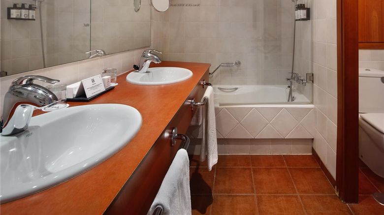 <b>Parador de Vielha Room</b>. Images powered by <a href="https://iceportal.shijigroup.com/" title="IcePortal" target="_blank">IcePortal</a>.