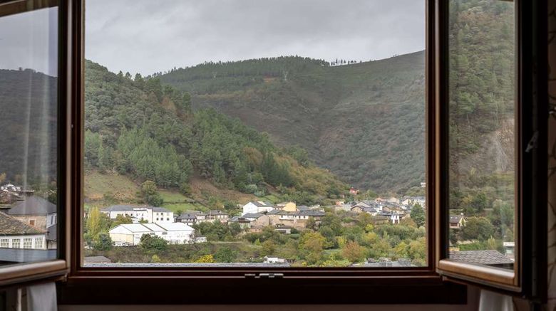 <b>Parador Villafranca del Bierzo Suite</b>. Images powered by <a href="https://iceportal.shijigroup.com/" title="IcePortal" target="_blank">IcePortal</a>.