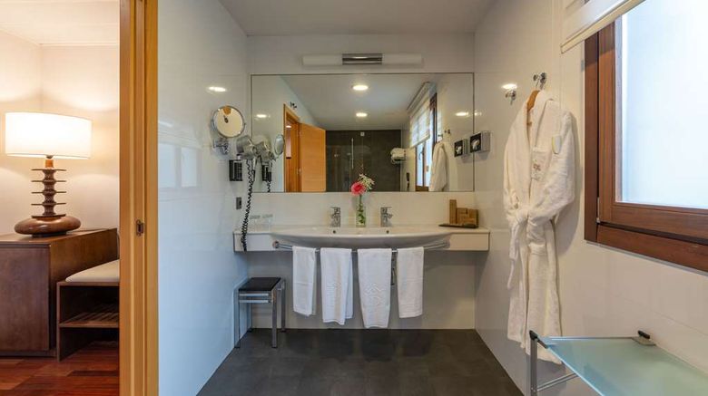 <b>Parador Villafranca del Bierzo Suite</b>. Images powered by <a href="https://iceportal.shijigroup.com/" title="IcePortal" target="_blank">IcePortal</a>.
