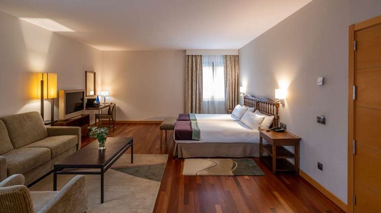 <b>Parador Villafranca del Bierzo Suite</b>. Images powered by <a href="https://iceportal.shijigroup.com/" title="IcePortal" target="_blank">IcePortal</a>.