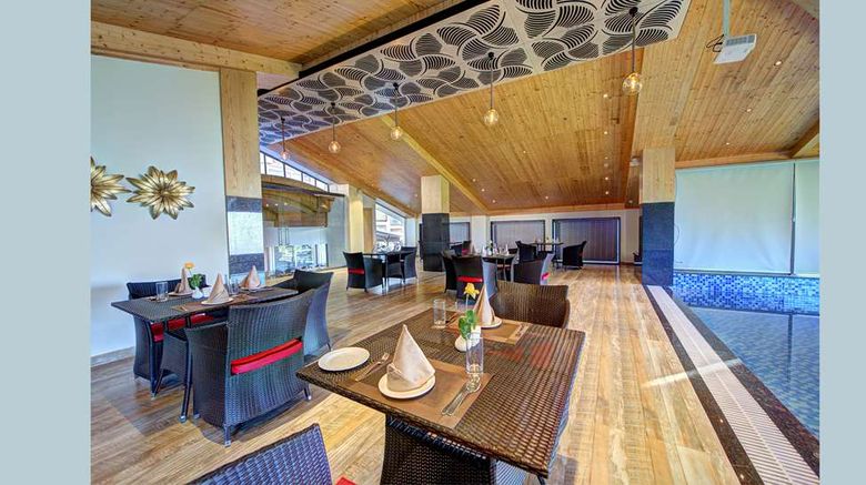 <b>Best Western Plus Revanta Pool</b>. Images powered by <a href="https://iceportal.shijigroup.com/" title="IcePortal" target="_blank">IcePortal</a>.